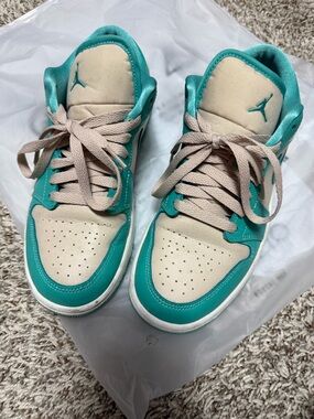 Jordan Low-Top Sneakers in Teal and Cream
